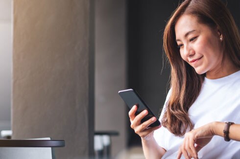 Mulher aproveitando a experiência FordPass